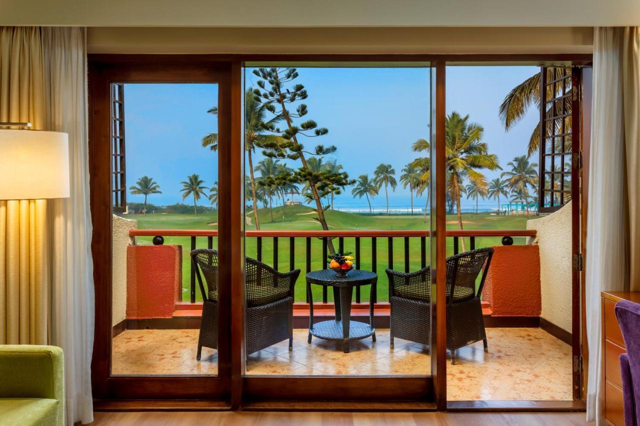 Caravela Beach Resort Varca Exteriér fotografie A view of the golf course from a room at the Taj Bengal