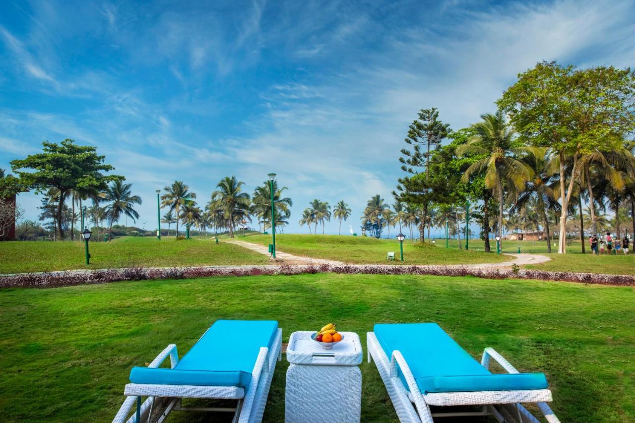 Caravela Beach Resort Varca Exteriér fotografie The lawns at the resort