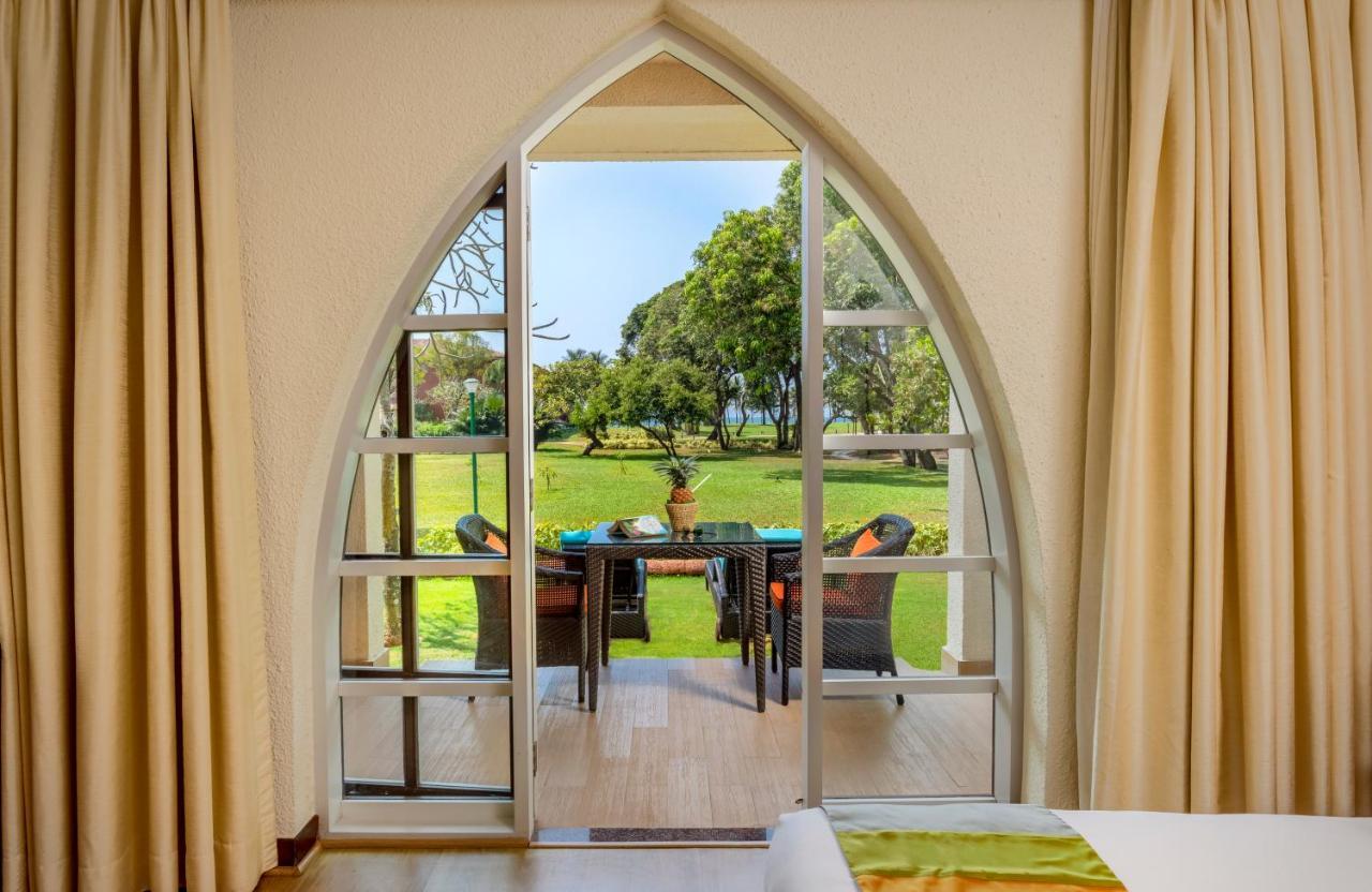 Caravela Beach Resort Varca Exteriér fotografie A view of the garden from a room at the hotel