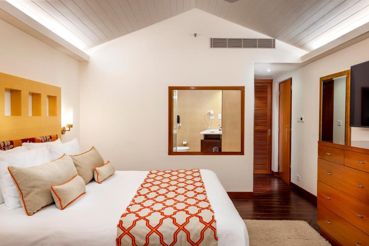 Caravela Beach Resort Varca Exteriér fotografie A bedroom at the Taj Bengal