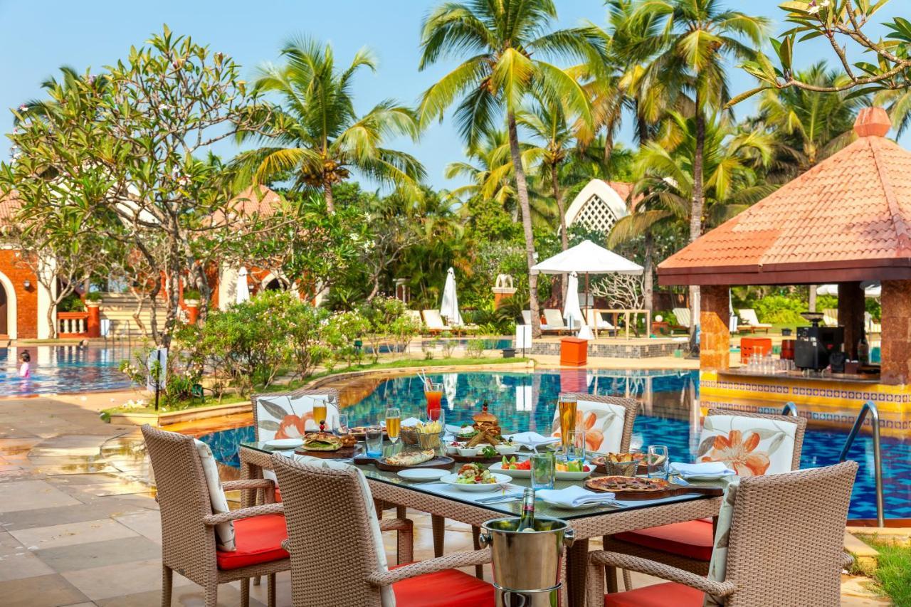 Caravela Beach Resort Varca Exteriér fotografie Poolside at the Taj Bengal