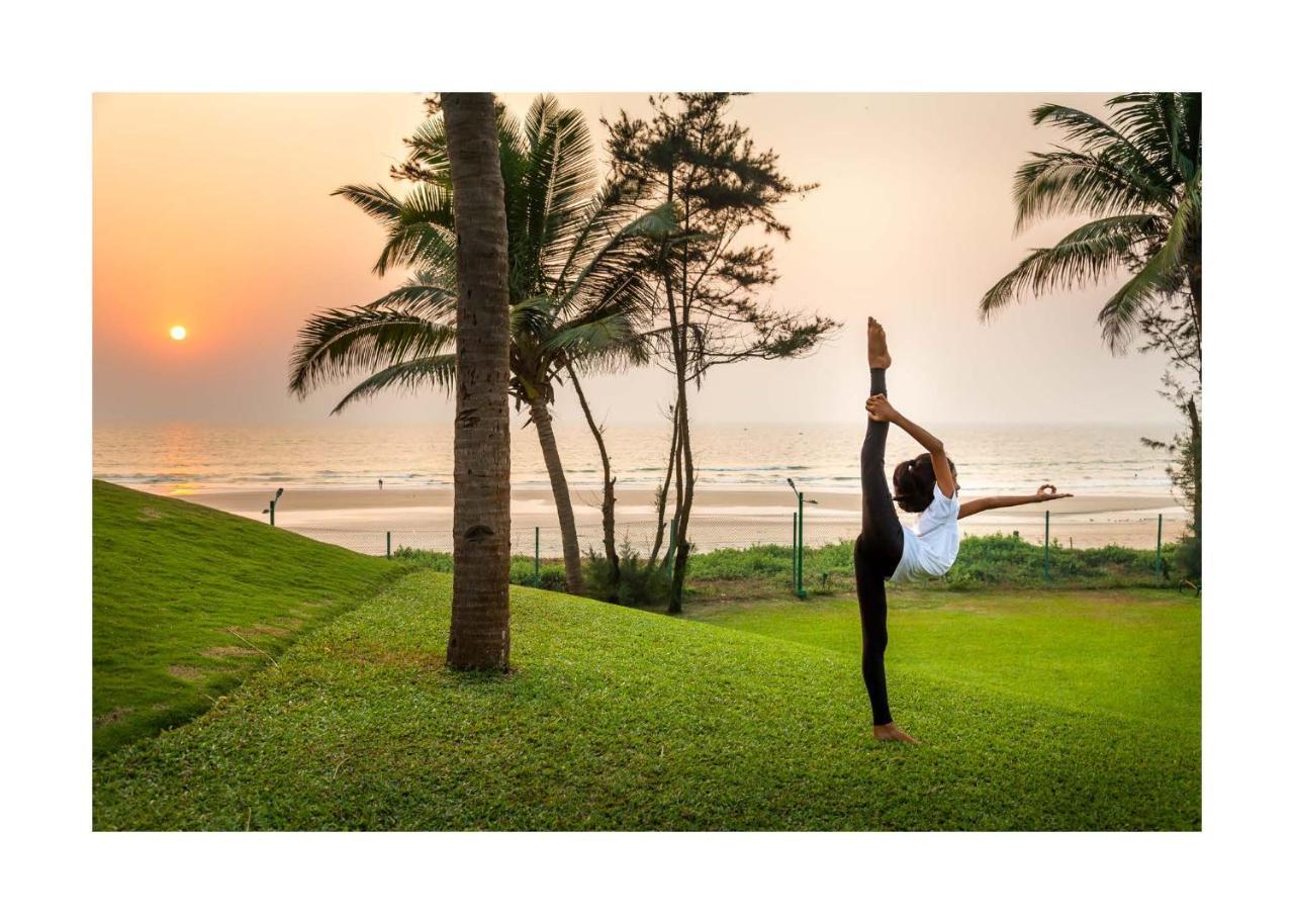 Caravela Beach Resort Varca Exteriér fotografie A woman practicing yoga at the beach