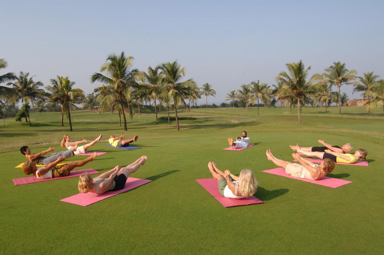 Caravela Beach Resort Varca Exteriér fotografie A yoga class at the Taj Bengal