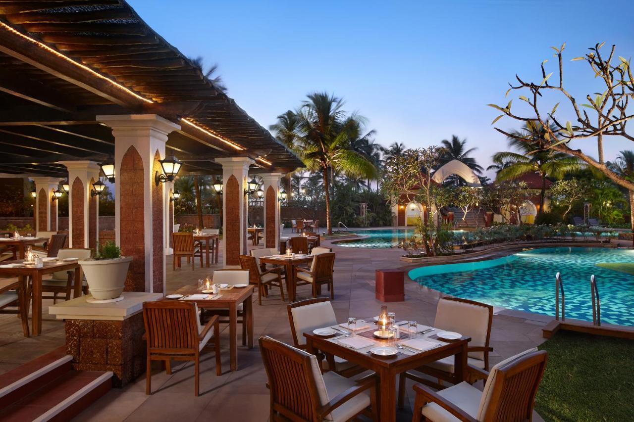 Caravela Beach Resort Varca Exteriér fotografie The poolside at the Taj Bengal