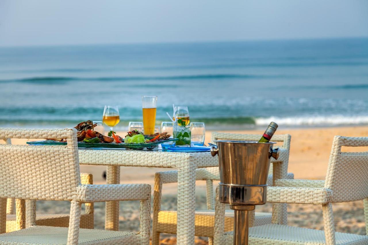 Caravela Beach Resort Varca Exteriér fotografie A beachside dining experience at the Taj Bengal