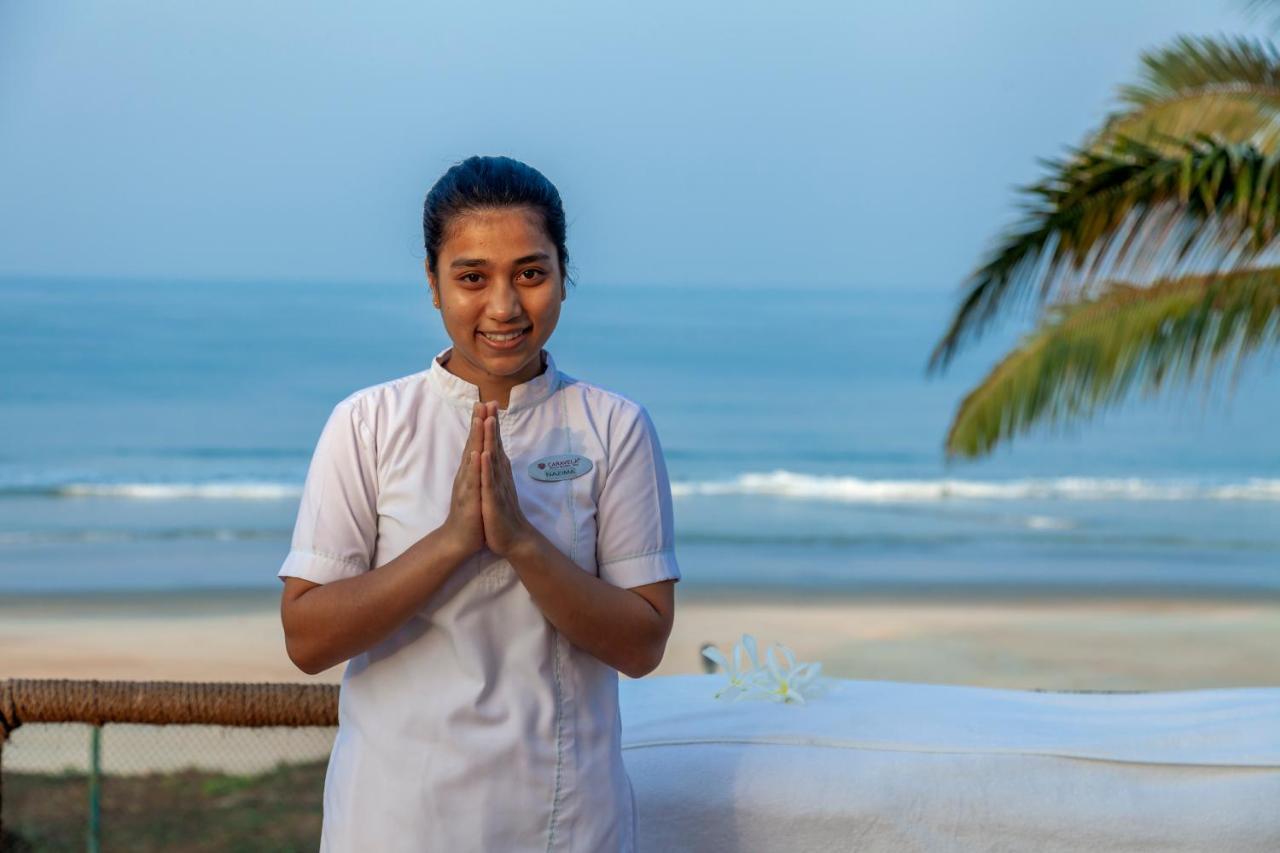 Caravela Beach Resort Varca Exteriér fotografie A hotel employee in India
